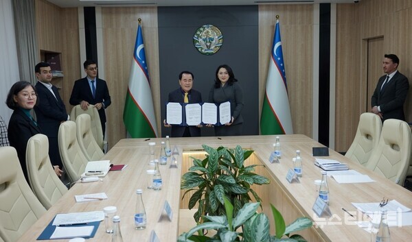 충남교육청이 19일(월) 우즈베키스탄과 상호 교육 협력을 위한 업무협약을 체결했다. (왼쪽부터 김지철 충남교육감, 우 힐룰라 우마로바 우즈베키스탄 유아일반교육부장관)