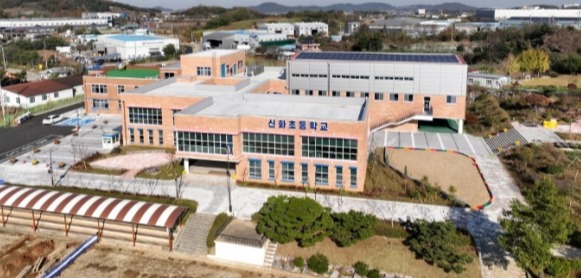 건강학교로 지정되어 올해 3월부터 본격 운영되는 아산 신화초등학교 전경