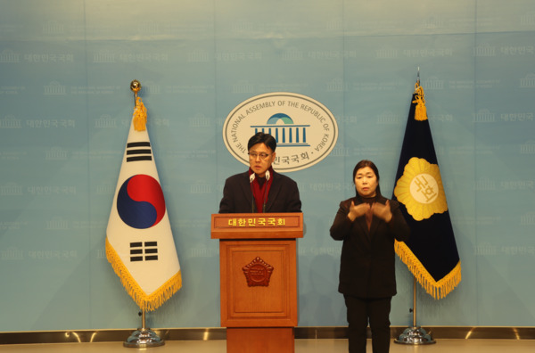 국민의힘 이명수 의원은 21일 국회 소통관 기자회견장에서 '제22대 국회의원선거 국민의힘 공천 관련' 입장에 관한 기자회견을 개최하고, 국민의힘 공천관리위원회에 공정한 경선을 촉구했다. / 이명수 의원 제공