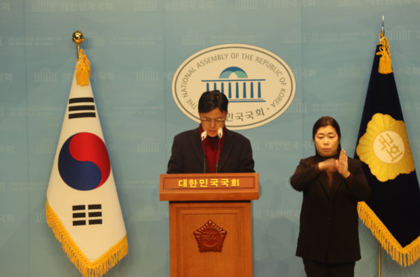 국민의힘 이명수 의원은 21일 국회 소통관 기자회견장에서 '제22대 국회의원선거 국민의힘 공천 관련' 입장에 관한 기자회견을 개최하고, 국민의힘 공천관리위원회에 공정한 경선을 촉구했다. / 이명수 의원 제공