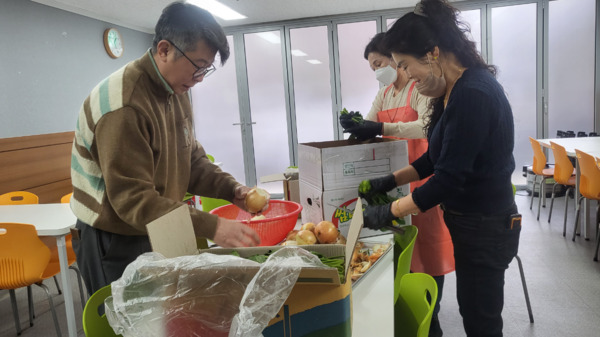 국민의힘 대전시당 누리봉사단은 21일 오후 12시 30분 송강사회복지관에서 2월 정기봉사활동으로 반찬 조리 및 배달과 창고 정리 봉사활동을 진행했다고 밝혔다. / 국민의힘 대전시당 제공