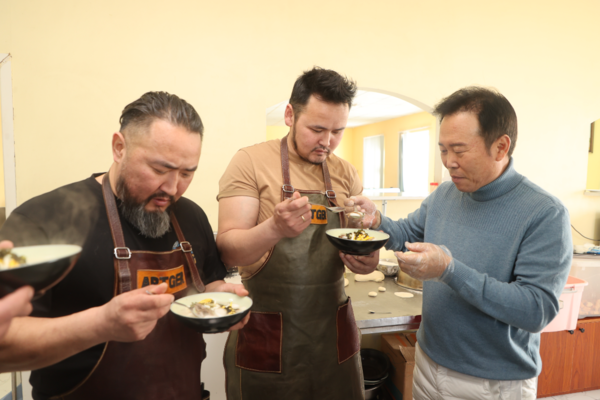 몽골 울란바토르시의회를 방문한 충북도의회 대표단은 23일 몽골 방송을 통해 한국의 다채로운 음식 문화를 선보이며 몽골인들의 한국 방문을 홍보했다고 밝혔다. / 충북도의회 제공