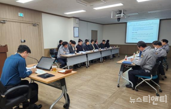 대전둔산경찰서는 지난 23일 본서 2층 소회의실에서 각 과(계)장 및 지역경찰관서장 등 20명이 참석한 가운데 ‘2024년 제2차 범죄예방 전략회의’를 개최했다. / 둔산서 제공