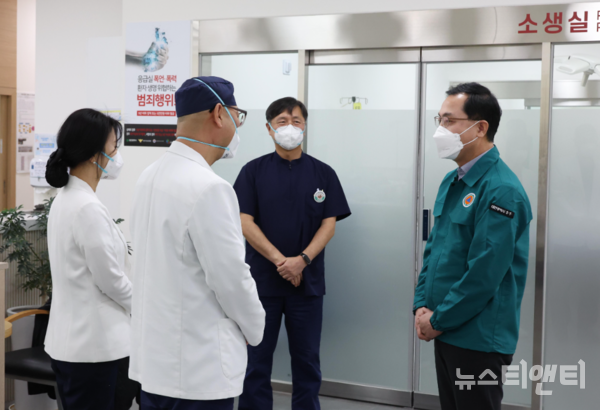 지난 23일 대전한국병원을 찾은 박희조 동구청장(오른쪽 첫 번째)이 의료진을 격려하고 있다. / 동구 제공