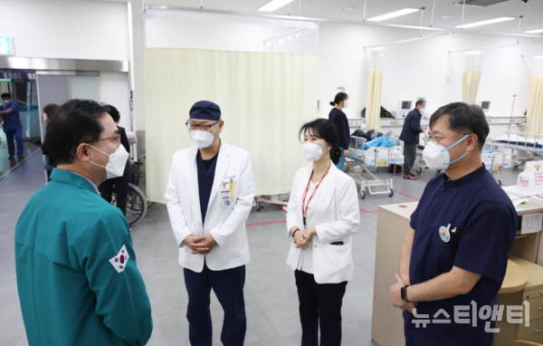 지난 23일 대전한국병원을 찾은 박희조 동구청장(왼쪽 첫 번째)이 의료진을 격려하고 있다. / 동구 제공