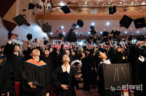 충남대학교가 23일 정심화국제문화회관 정심화홀에서 ‘2023학년도 전기 학위수여식’을 개최한 가운데, 졸업생들이 학사모를 높이 던지며 졸업축하 퍼포먼스를 하고 있다.