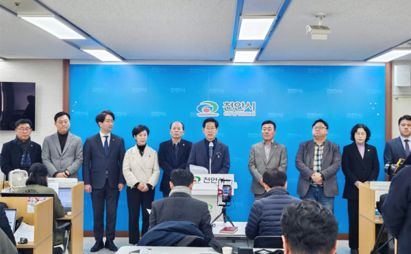 양승조 전 충남지사는 26일 오전 11시 천안시청 브리핑룸에서 기자회견을 개최하고, 22대 국회의원 선거에서 홍성·예산 출마를 공식 선언하며, 더불어민주당 전략공천관리위원회의 홍성·예산 전략공천 결정을 수용했다. / 양승조 전 충남지사 제공