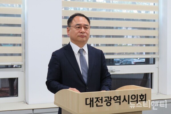 안필용 예비후보가 26일 대전시의회 기자실에서 기자회견을 열고 당의 경선 배제 결정에 반발하고 있다. / 뉴스티앤티