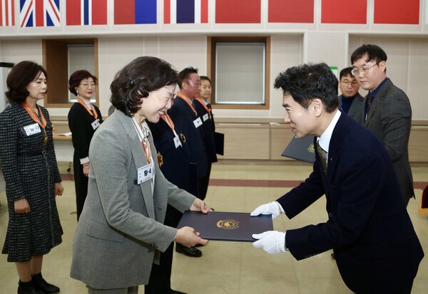 김대중 전남교육감(오른쪽)이  올해 2월말 퇴직교원들에게 훈·포장을 전수하고 있다./전남교육청