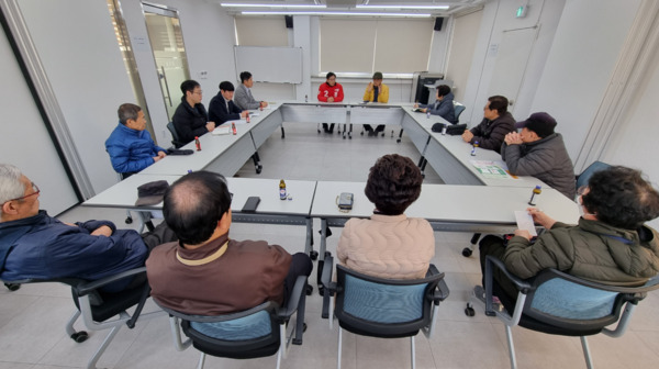 정용선 국민의힘 당진시 국회의원 예비후보는 지난 26일 오후 2시 당진시 원도심 도시재생추진협의회 사무실에서 협의회 회원들과 간담회를 개최하고, 원도심 활성화 방안에 대하여 의견을 나눴다고 밝혔다. / 정용선 예비후보 제공