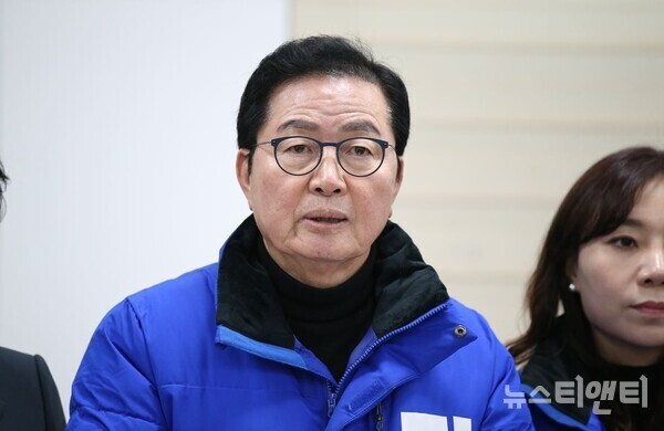 더불어민주당 장종태 대전 서구갑 국회의원 예비후보가 4일 “서구갑을 민주당의 승리로 이끌기 위해 무거운 책임감으로 본선에 임할 것”이라고 각오를 밝혔다. (사진=장종태 예비후보가 4일 대전시의회에서 기자회견을 열고 본선에 임하는 각오를 밝히고 있다. / 뉴스티앤티)