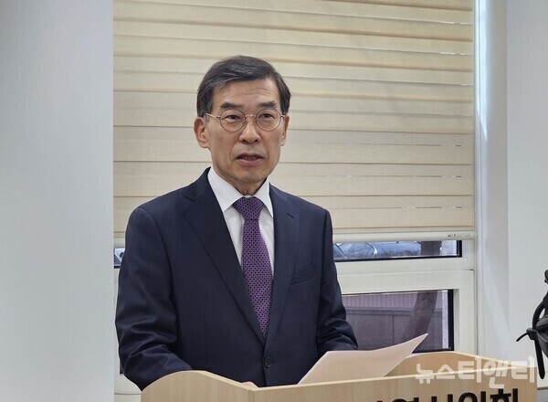 더불어민주당 김찬훈 대전 유성구을 국회의원 예비후보가 4일 “이재명 대표의 1인 독재로 민주당은 죽었다”며 탈당을 선언했다. (사진=김찬훈 예비후보가 4일 대전시의회 기자실을 찾아 더불어민주당 탈당을 선언하고 있다. / 뉴스티앤티)