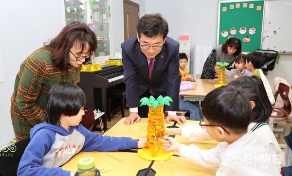 윤건영 충청북도교육감이 5일 옥천 장야초등학교를 방문해 늘봄학교의 안정적 추진을 격려했다.