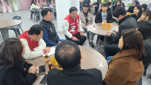 이은권 국민의힘 대전 중구 국회의원 예비후보는 5일 자신의 선거사무소에서 중앙초등학교 축구부 선수단 및 학부모와 간담회를 진행했다고 밝혔다. / 이은권 예비후보 제공