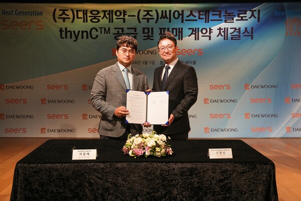 이창재 대웅제약 대표(왼쪽)와 이영신 씨어스테크놀로지 대표가 계약서 서명 후 기념촬영을 하고 있다.