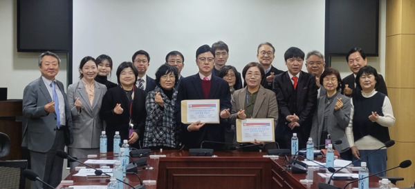 국민의힘 이명수 의원은 7일 국회의원회관 제5간담회의실에서 신미경 국민의힘 보건복지정책수석과 함께 (사)대한당뇨병연합 등 13개 만성질환 전문가 단체에서 개발한 정책제안서 전달식에 참석했다고 밝혔다. / 이명수 의원 제공