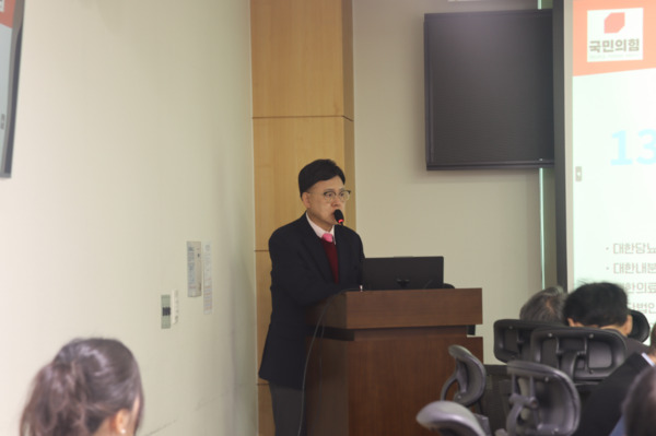국민의힘 이명수 의원은 7일 국회의원회관 제5간담회의실에서 신미경 국민의힘 보건복지정책수석과 함께 (사)대한당뇨병연합 등 13개 만성질환 전문가 단체에서 개발한 정책제안서 전달식에 참석한 가운데, 이명수 의원이 인사말을 하고 있다. / 이명수 의원 제공