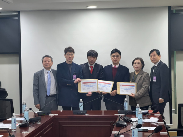 국민의힘 이명수 의원은 7일 국회의원회관 제5간담회의실에서 신미경 국민의힘 보건복지정책수석과 함께 (사)대한당뇨병연합 등 13개 만성질환 전문가 단체에서 개발한 정책제안서 전달식에 참석했다고 밝혔다. / 이명수 의원 제공