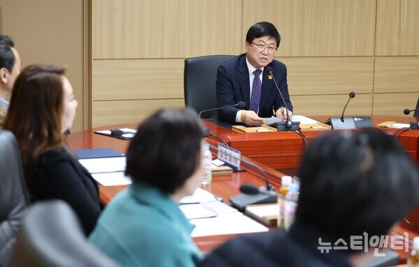 세종시교육청이 7일 3층 상황실에서 ‘제10회 지방보조금관리위원회’를 개최한 가운데, 최교진 교육감이 회의를 주재하고 있다.