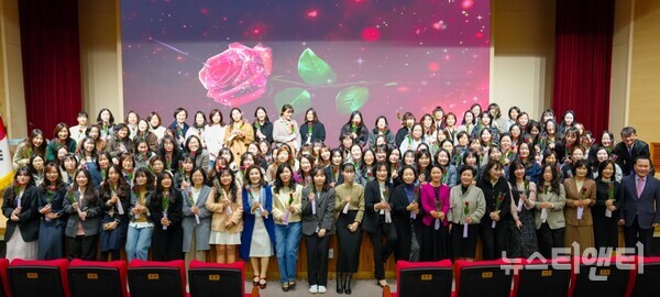 충남교육청이 8일 대강당에서 세계 여성의 날을 맞아 기념행사를 개최한 가운데 여성 직원들이 장미꽃을 들고 기념촬영을 하고 있다. / 충남교육청 제공