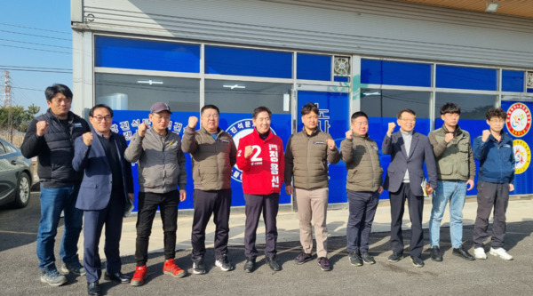 정용선 국민의힘 당진시 국회의원 예비후보는 지난 7일 오후 3시 석문소재 당진석문지역노동조합 사무실에서 박우박 노조위원장을 비롯한 임원들과 노조 현안 관련 정책간담회를 개최하고, 지역노조 등 지역민 고용방안 등에 대해 심도 있는 대화를 나눴다고 밝혔다. / 정용선 예비후보 제공