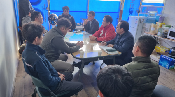 정용선 국민의힘 당진시 국회의원 예비후보는 지난 7일 오후 3시 석문소재 당진석문지역노동조합 사무실에서 박우박 노조위원장을 비롯한 임원들과 노조 현안 관련 정책간담회를 개최하고, 지역노조 등 지역민 고용방안 등에 대해 심도 있는 대화를 나눴다고 밝혔다. / 정용선 예비후보 제공