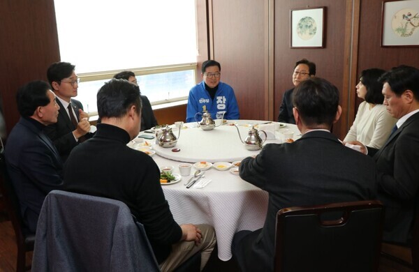 더불어민주당 소속 대전지역 22대 총선·중구청장 재선거 후보들이 2차 회의를 갖고 총선 승리를 위한 세부 전략을 논의했다. / 민주당 대전시당 제공