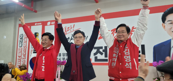 전만권 국민의힘 아산을 국회의원 예비후보는 10일 선거사무소 개소식을 진행하고, 오는 4월 10일 치러질 제22대 국회의원 선거 출정의 닻을 올린 가운데, 전만권 예비후보가 이명수 의원·김영석 아산갑 예비후보와 두 팔을 올려 총선 필승을 다짐하고 있다(사진 왼쪽부터 전만권 예비후보, 이명수 의원, 김영석 아산갑 예비후보). / 전만권 예비후보 제공