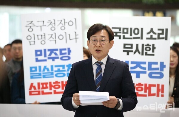 더불어민주당 김경훈 전 대전시의장이 11일 탈당을 선언하며, 무소속 후보 간 단일화를 제안했다. (사진=김경훈 전 대전시의장이 11일 시의회 로비에서 기자회견을 열고 민주당 탈당을 선언하고 있다.)