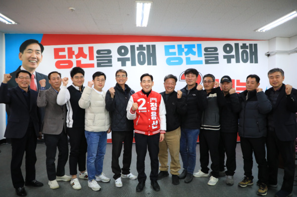 현대제철 사외 협력사 대표 10여 명이 지난 10일 오후 3시 정용선 국민의힘 당진시 국회의원 예비후보 선거사무소를 방문 정용선 예비후보와 면담한 후 탄원서를 전달했다. / 정용선 예비후보 제공