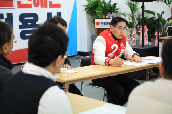 현대제철 사외 협력사 대표 10여 명이 지난 10일 오후 3시 정용선 국민의힘 당진시 국회의원 예비후보 선거사무소를 방문 정용선 예비후보와 면담한 후 탄원서를 전달했다. / 정용선 예비후보 제공