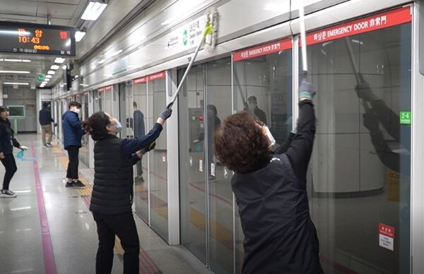 대전교통공사는 봄철 기승을 부리는 미세먼지에 선제적으로 대비하고 쾌적한 역사 공간 제공을 위해 ‘새봄맞이 도시철도 대청소’를 실시한다고 13일 밝혔다. / 대전교통공사 제공