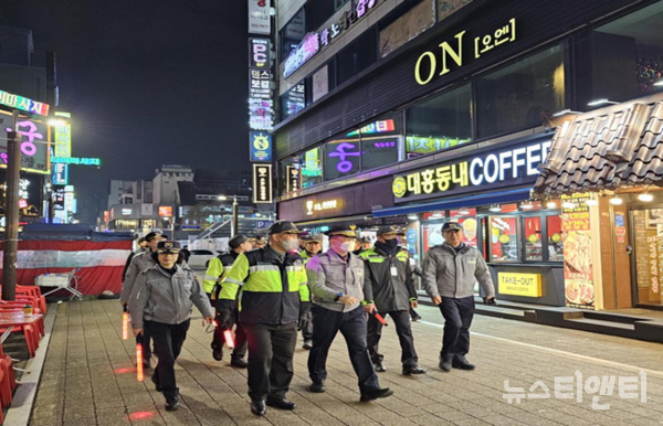 대전중부경찰서는 지난 12일 대전경찰청 범죄예방계·기동순찰대·형사기동대 70여 명과 자율방범대, 중구청 공무원 등 총 110여 명이 참여해 합동순찰을 실시했다고 밝혔다. / 중부서 제공