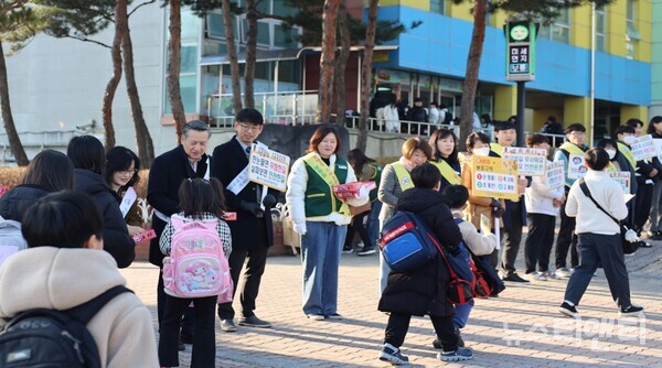 아산교육지원청이 새학기를 맞아 13일 오전 아산남성초등학교에서 어린이 안심동행 등굣길 교통안전 합동 캠페인을 실시했다.