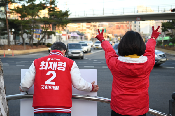 국민의힘 최재형 의원은 13일 오전 7시 15분부터 8시 20분까지 1시간 가량 서울시 종로구 신영동삼거리에서 종로구민들에게 출근길 아침 인사를 건네고 있다. / 최재형 의원 제공
