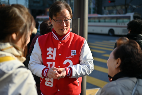 국민의힘 최재형 의원은 13일 오전 7시 15분부터 8시 20분까지 1시간 가량 서울시 종로구 신영동삼거리에서 종로구민들에게 출근길 아침 인사를 건네고 있는 가운데, 최재형 의원이 구민들과 대화를 나누고 있다. / 최재형 의원 제공