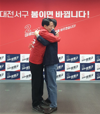 이택구 전 대전시 행정부시장이 14일 자신의 선거캠프 공동선대위원장인 김철권 전 서구의원·박인국 전 한국자유총연맹 대전시지부 회장·선대본부장인 이종호 전 대전시의원 등 핵심 관계자 10여 명과 양홍규 예비후보 선거캠프에 직접 방문한 가운데, 양홍규 예비후보와 이택구 전 부시장이 포옹을 하고 있다. / 양홍규 예비후보 제공
