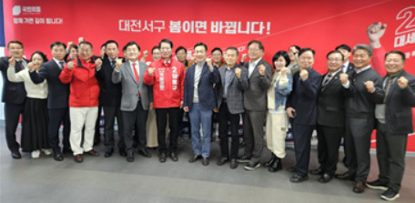 이택구 전 대전시 행정부시장이 14일 자신의 선거캠프 공동선대위원장인 김철권 전 서구의원·박인국 전 한국자유총연맹 대전시지부 회장·선대본부장인 이종호 전 대전시의원 등 핵심 관계자 10여 명과 양홍규 예비후보 선거캠프에 직접 방문한 가운데, 양홍규 예비후보의 22대 총선 승리를 기원하는 화이팅을 하고 있다. / 양홍규 예비후보 제공