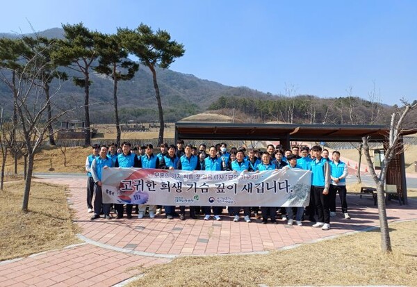 대전도시공사는 14일 국립대전현충원에서 국가영웅을 위한 사회공헌 활동을 펼쳤다고 밝혔다. / 대전도시공사 제공