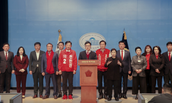 국민의힘 이명수 의원은 14일 오후 2시 30분 국회 소통관에서 기자회견을 개최하고, 김영석 아산갑·전만권 아산을 국민의힘 예비후보를 지지하며, 22대 총선 필승을 위해 동료시민들과 함께 혼신을 다하겠다고 밝혔다. / 김영석 예비후보 제공