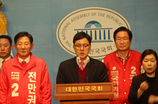 국민의힘 이명수 의원은 14일 오후 2시 30분 국회 소통관에서 기자회견을 개최하고, 김영석 아산갑·전만권 아산을 국민의힘 예비후보를 지지하며, 22대 총선 필승을 위해 동료시민들과 함께 혼신을 다하겠다고 밝혔다. / 이명수 의원 제공