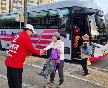 양홍규 국민의힘 대전 서구을 국회의원 예비후보가 지난 14일 오전 7시부터 7시 30분까지 30분가량 오페라웨딩홀에서 출발하는 CMB 산악회 회원분들께 '조심히 다녀오세요'라는 인사를 건네고 있다. / 양홍규 예비후보 제공