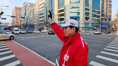 양홍규 예비후보가 14일 오전 7시 30분부터 9시까지 1시간 30분가량 월평역 네거리에서 '아침인사 드립니다'라며 주민들의 출근길 인사를 건네고 있다. / 양홍규 예비후보 제공