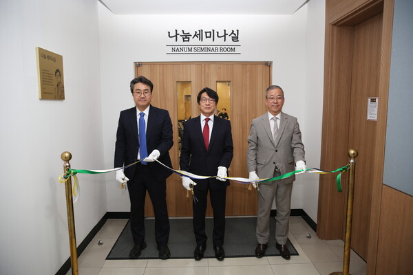 왼쪽부터 정욱 경영대학 학장, 권익현 교수, 윤재웅 총장