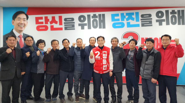 정용선 국민의힘 당진시 국회의원 예비후보는 지난 14일 오후 6시 자신의 선거사무소 '행동캠프'를 찾은 당진 한우협회 회원 10여 명과 논바닥에 방치된 볏짚 처리 문제를 해결 방안과 대책 마련을 논의했다고 밝혔다. / 정용선 예비후보 제공