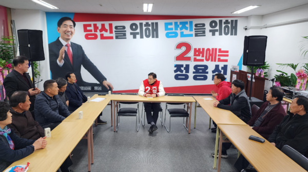 정용선 국민의힘 당진시 국회의원 예비후보는 지난 14일 오후 6시 자신의 선거사무소 '행동캠프'를 찾은 당진 한우협회 회원 10여 명과 논바닥에 방치된 볏짚 처리 문제를 해결 방안과 대책 마련을 논의했다고 밝혔다. / 정용선 예비후보 제공