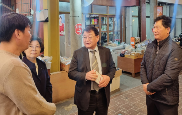 소상공인시장진흥공단은 15일 박성효 이사장이 충남 예산시장을 방문하여 청년상인 간담회를 개최한 가운데, 박성효 이사장이 관계자들과 예산시장을 둘러보고 있다. / 소상공인시장진흥공단 제공