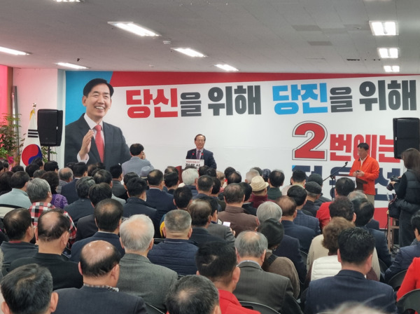 정용선 국민의힘 당진시 국회의원 예비후보는 16일 오후 2시 당진시 중앙로 서해빌딩 2층에 위치한 자신의 선거사무소 ‘행동캠프’에서 선거대책위원회 발대식 성황리에 진행한 가운데, 김종식 상임선대위원장이 인사말을 하고 있다. / ⓒ 뉴스티앤티