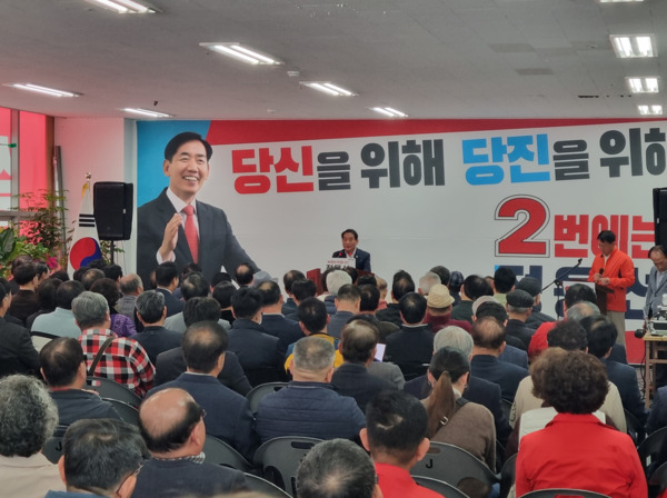 정용선 국민의힘 당진시 국회의원 예비후보는 16일 오후 2시 당진시 중앙로 서해빌딩 2층에 위치한 자신의 선거사무소 ‘행동캠프’에서 선거대책위원회 발대식 성황리에 진행한 가운데, 선거대책위원장을 맡고 있는 김덕주 당진시의회 의장이 인사말을 하고 있다. / ⓒ 뉴스티앤티