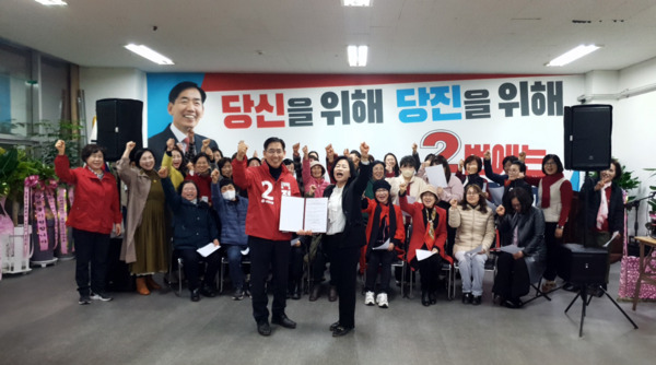 정용선 국민의힘 당진시 국회의원 예비후보는 지난 15일 오후 7시 '정용선과 함께하는 여성 지도자들의 모임' 여성 지도자들이 자신의 선거사무소 ‘행동캠프’를 찾아 여성정책 관련 간담회를 개최한 후 전폭적인 지지를 천명했다고 밝혔다. / 정용선 예비후보 제공